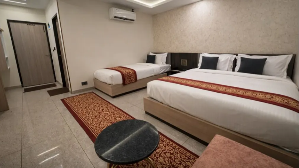 Premium Triple Room ( 1 Double Bed + 1 Single Bed )